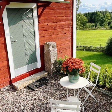 Nyrenoverad Stuga Naera Naturen Linköping Buitenkant foto