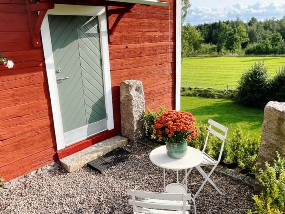 Nyrenoverad Stuga Naera Naturen Linköping Buitenkant foto