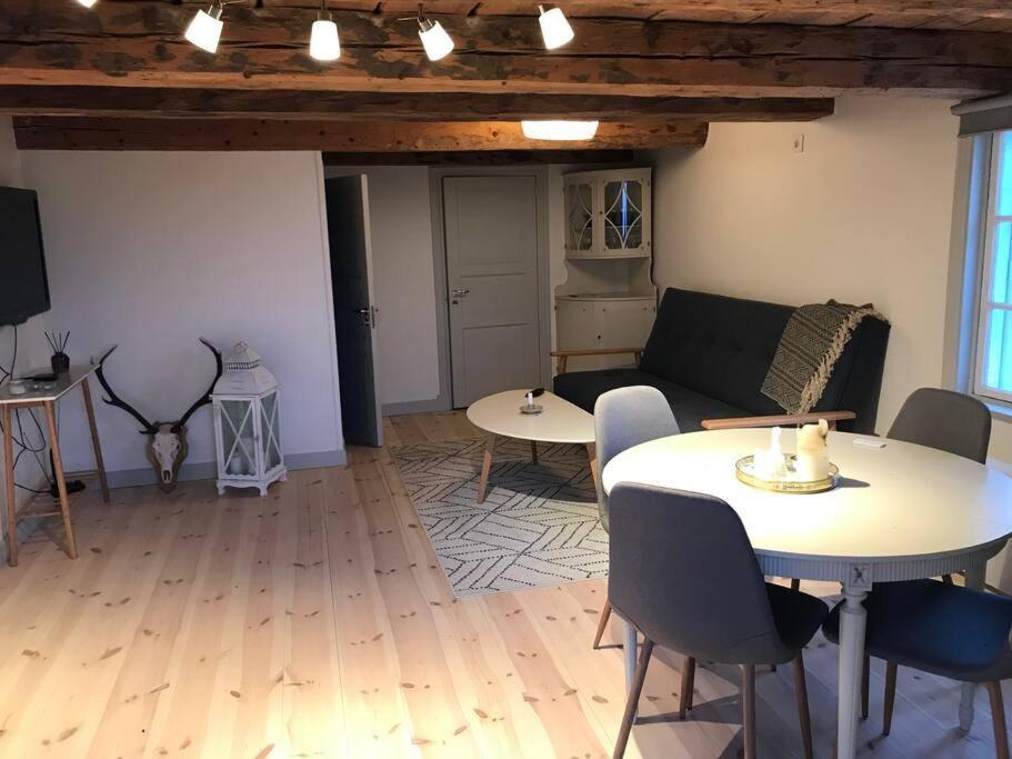 Nyrenoverad Stuga Naera Naturen Linköping Buitenkant foto