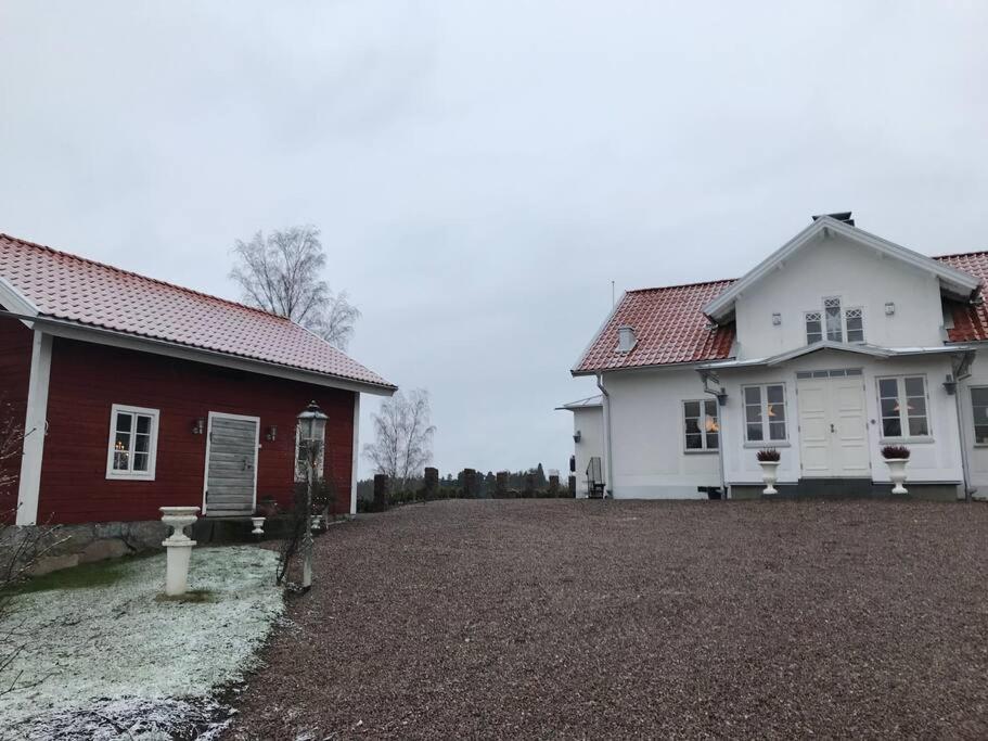 Nyrenoverad Stuga Naera Naturen Linköping Buitenkant foto