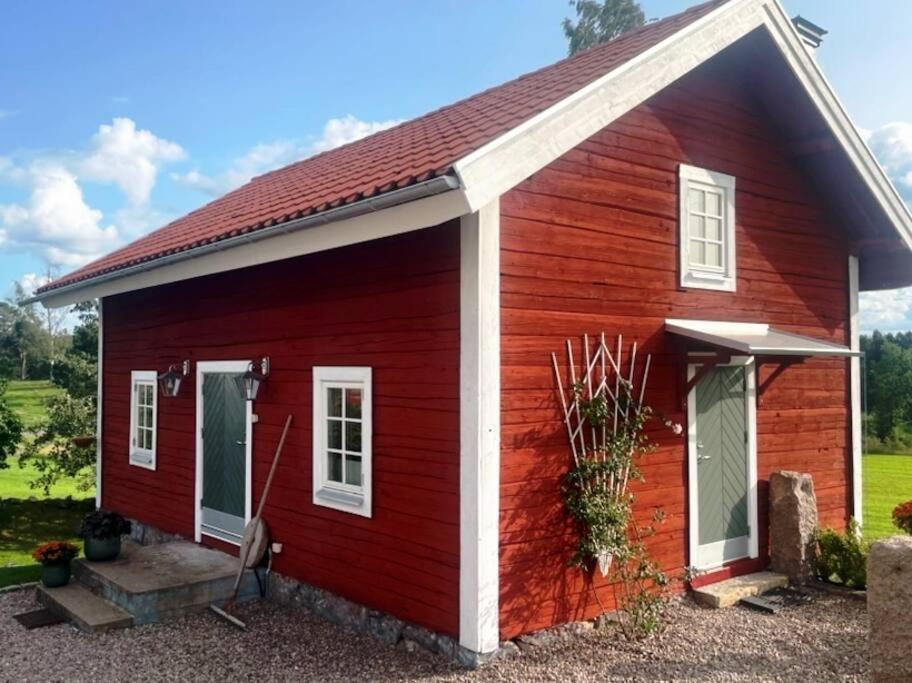 Nyrenoverad Stuga Naera Naturen Linköping Buitenkant foto